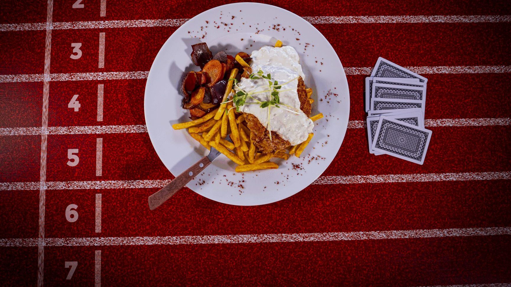 Aurabroileri-annos pöydällä, pelikortit vieressä