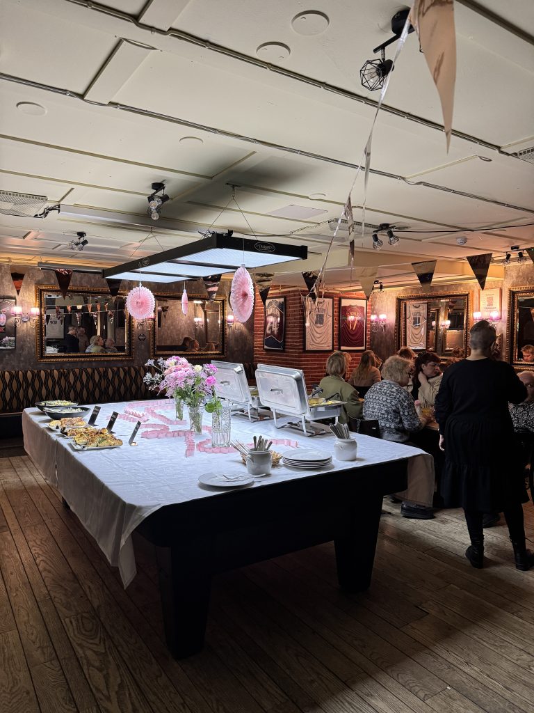 Pelurin kabinetti muunnettu juhlatilaksi