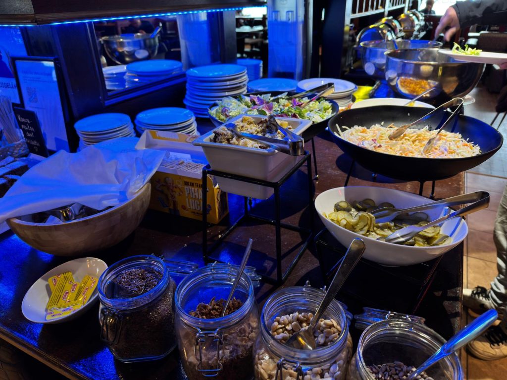 Pelurin lounas salaattipöytä